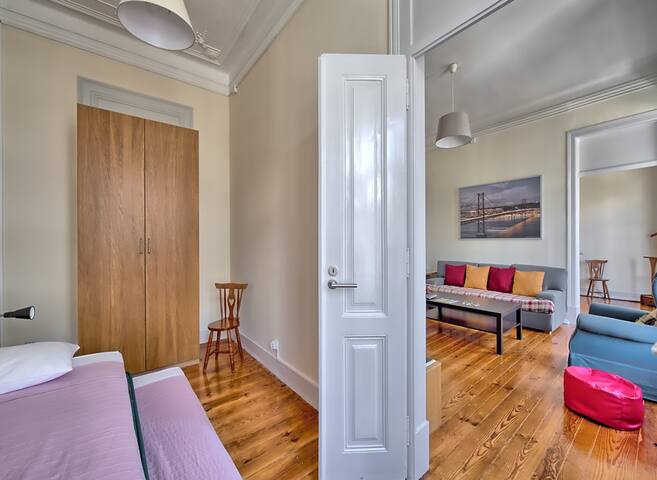 Kings Apartment – City Center w/ metro at the door gallery image 5