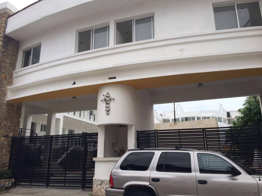 Accesos al conjunto dónde se ubica el departamento 421