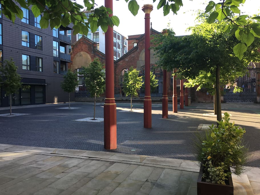 Quiet relaxing square below the flat.
Requires key-fob to enter after around 5pm