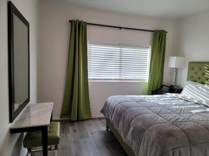 加大双人床，配备加大双人床美容休息黑纳帕豪华硬床垫 