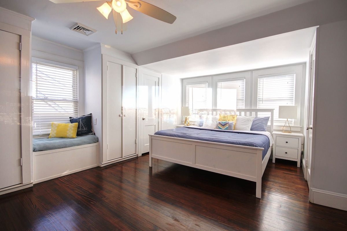 Უზარმაზარი მთავარი საძინებელი დიდი ზომის საწოლით