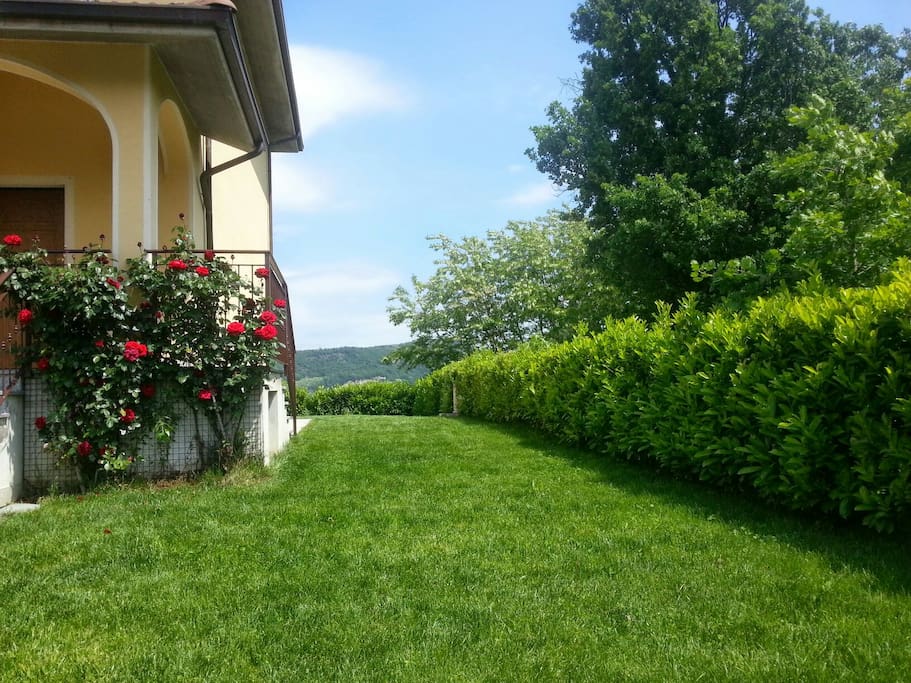 giardino circonda la casa