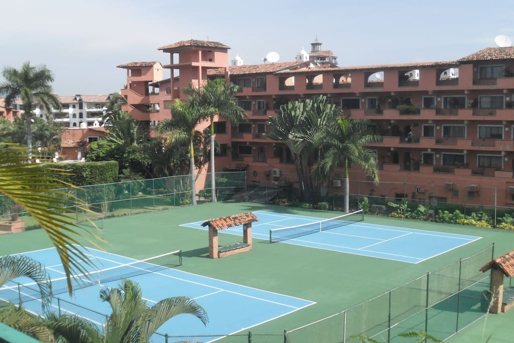 This is the tenis court in Puesta del Sol, where I am sharing