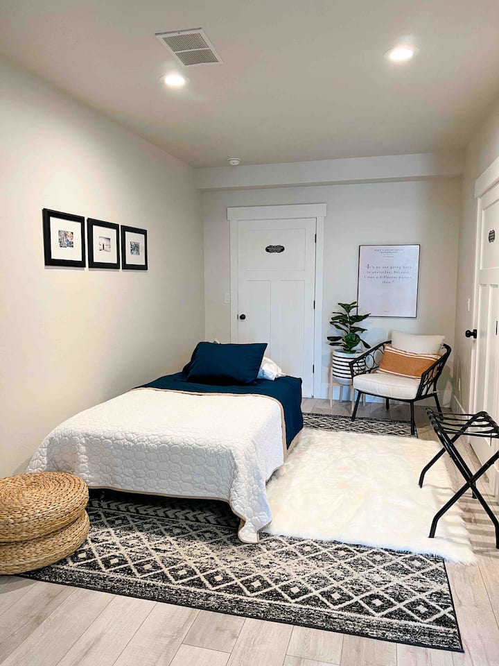 Sofá hecho en una cama doble acolchada. 