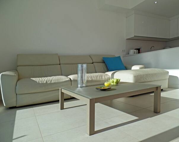 LUXURY 6P APT 5M FROM BEACH FREE WIFI AIRCO GARAGE gallery image 3