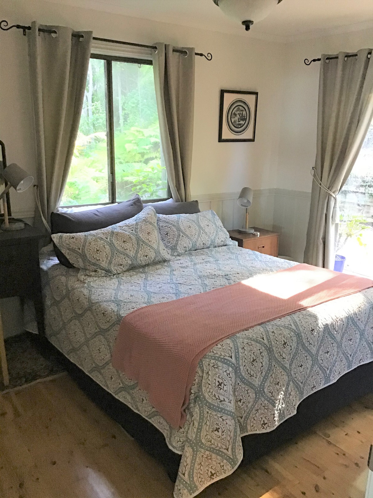 קומה ראשונה - חדר שינה כפול נפתח לחצר האחורית