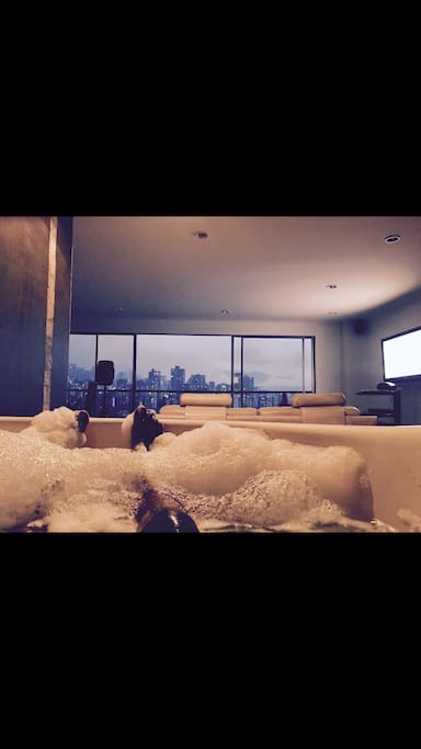 Private Jacuzzi with unobscured view of the city!