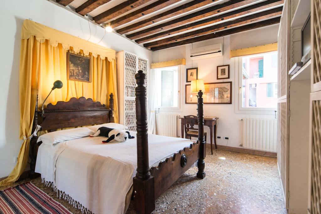 Main bedroom overlooking SILENT private gardens.