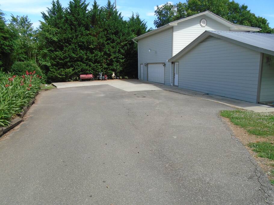 NICE HUGE PARKING AREA