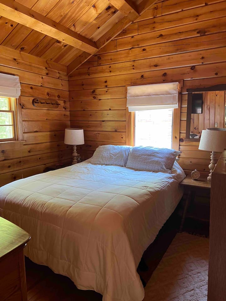 Kitanda cha malkia, runinga janja, kabati la nguo na kabati. 