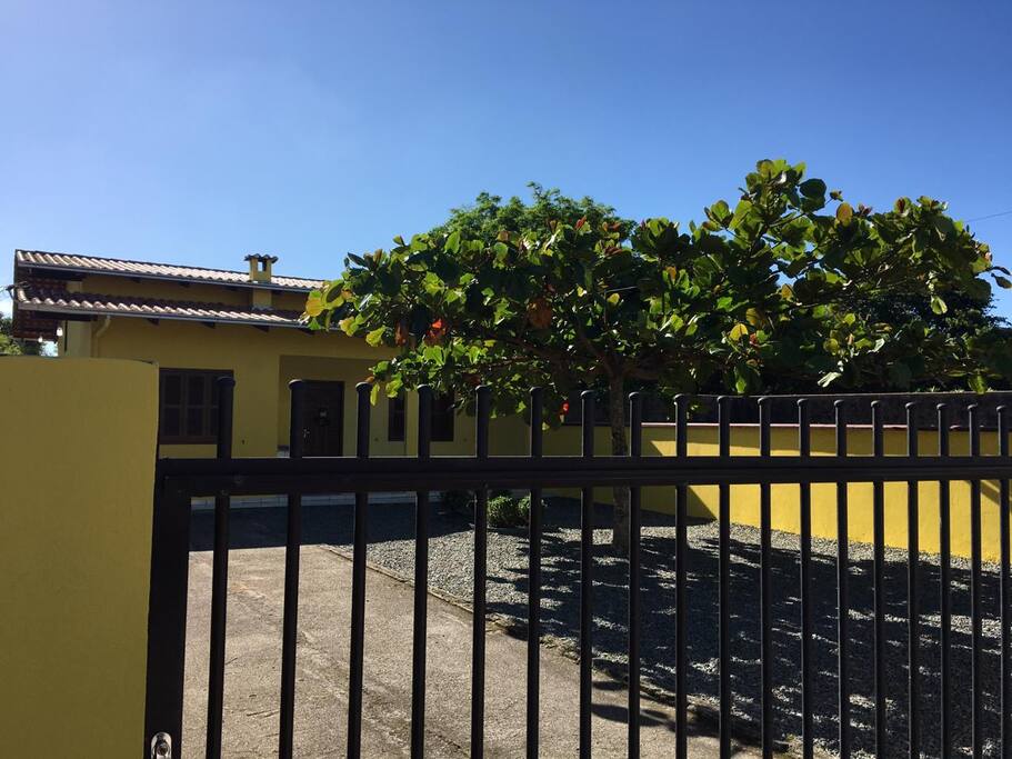 Vista frontal da residência.