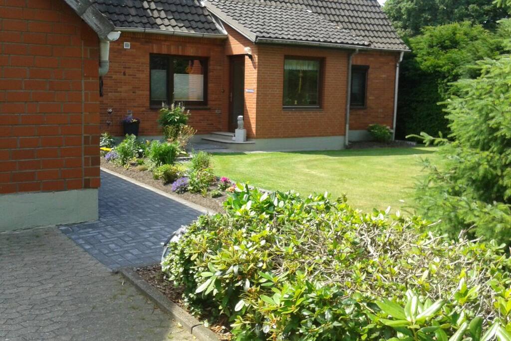 Parkplatz direkt vor dem Haus.