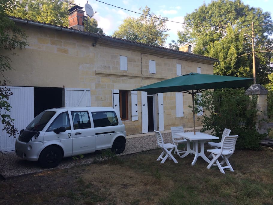 Salon de jardin et barbecue
