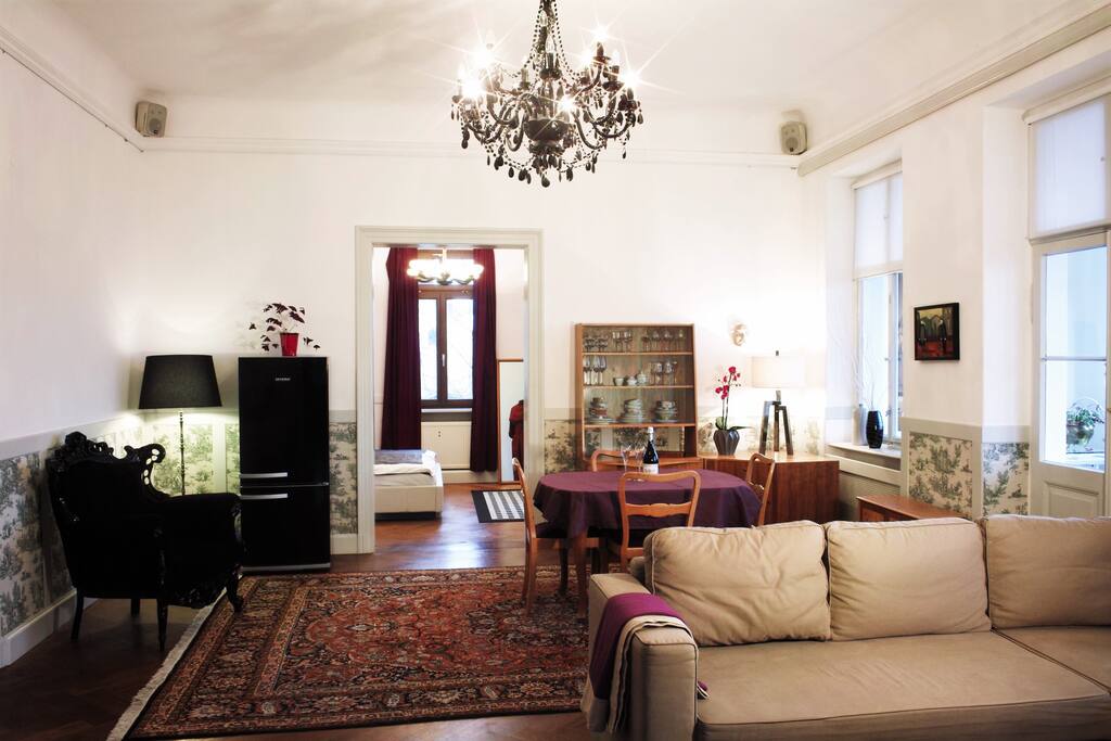 Das Wohnzimmer mit Esstisch und Kühlschrank