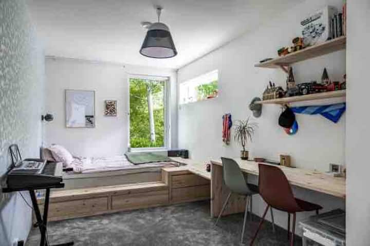 Chambre à l'étage inférieur. Lit 140*200 cm.