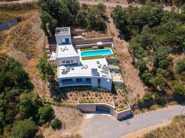 Splendide villa moderne avec spectaculaire vue mer gallery image 2