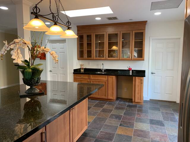 Beautiful Relaxing Quiet Home in Burbank Hills gallery image 4