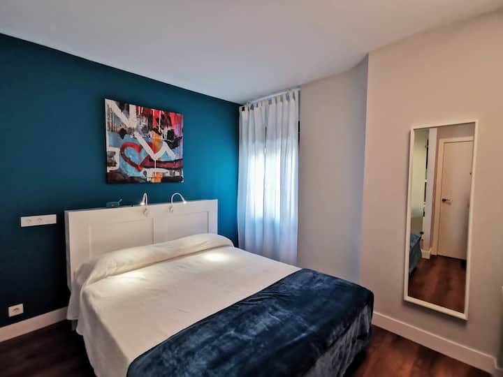 Dormitorio independiente con cama queen-size y posibilidad de solicitar cuna de 90x50 cm para niño de hasta 24 meses