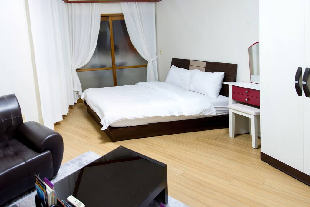 Room 1 Queen Size Bed_2