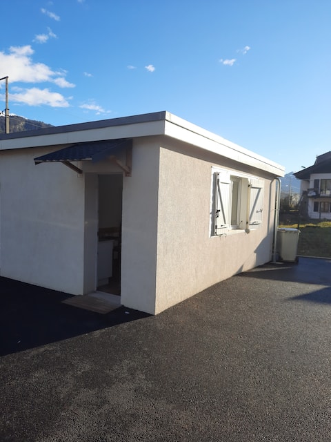 Independent studio near train station in the center of 74