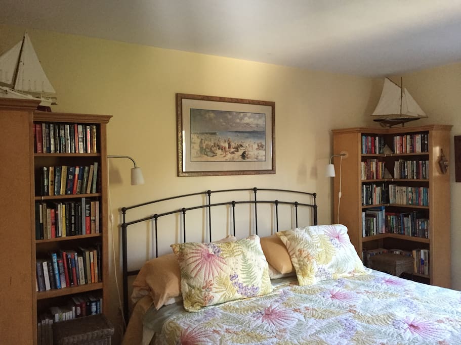 Bedroom 1 (King bed)