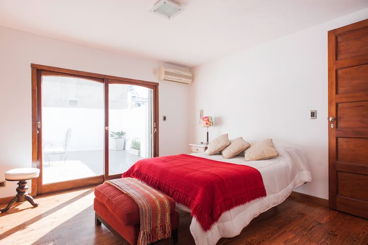 ห้องนอนและระเบียงที่ชั้น 1