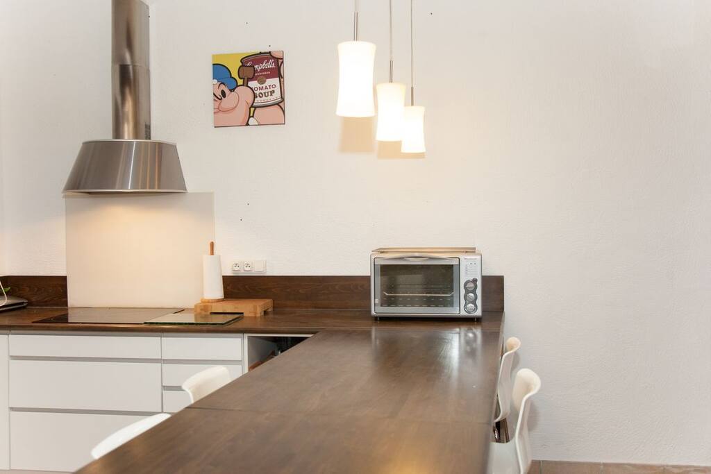 Autre vue de la cuisine , table/ plan de travail en bois massif pouvant accueillir 4 à 7 personnes