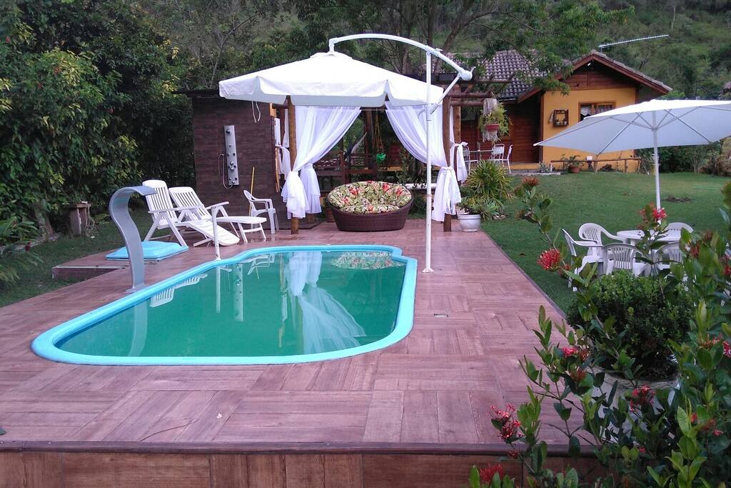 Piscina com cachoeira