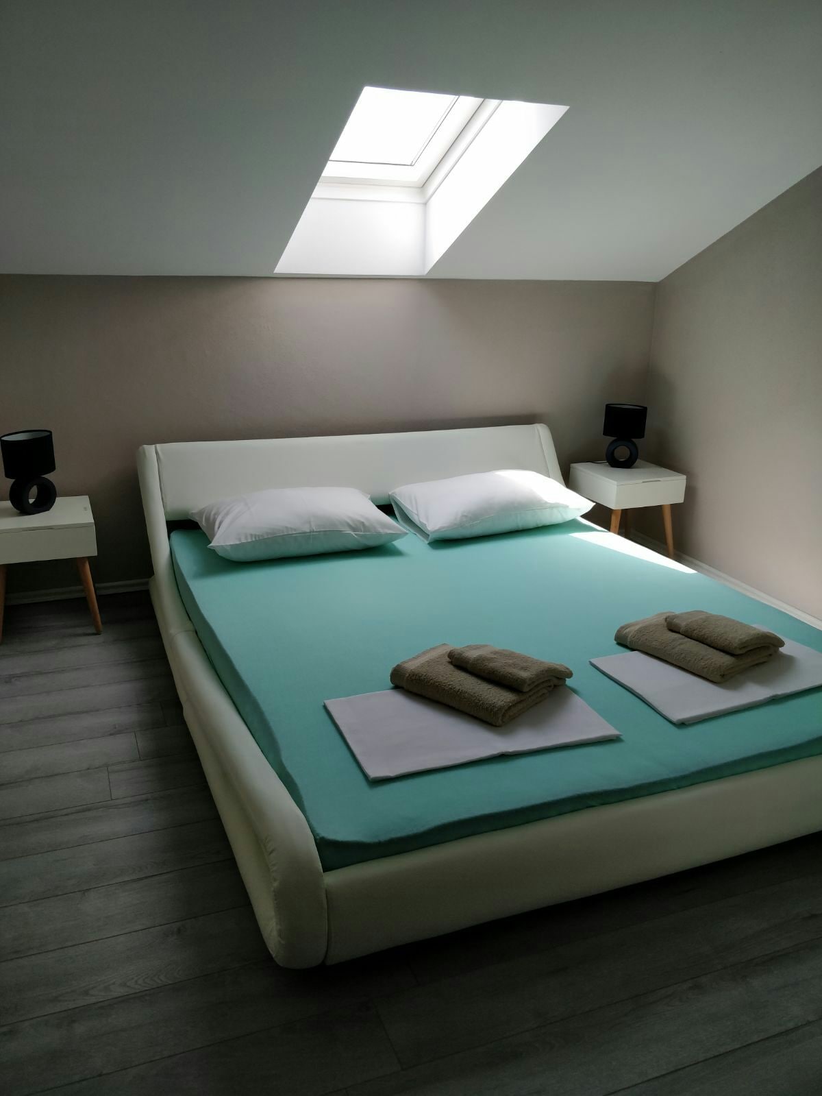 Станот има две идентични соби со нов мебел, двоен кревет за две лица и голема гардероба со огледало.  