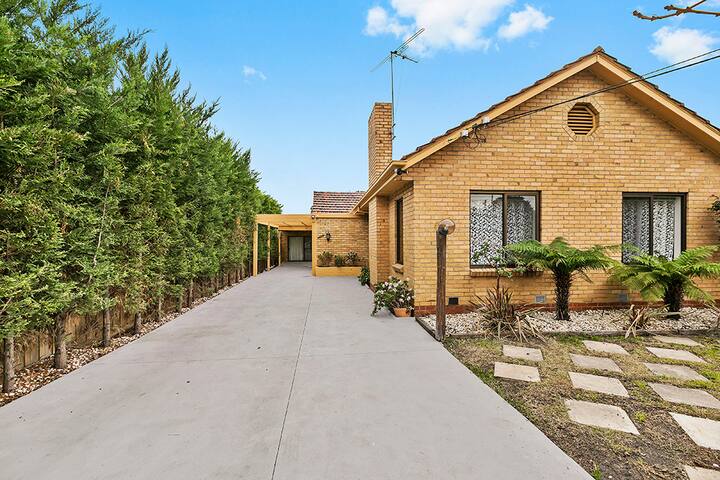 Luxe 4BR Home, Pool, Bungalow near Brighton Beach gallery image 3