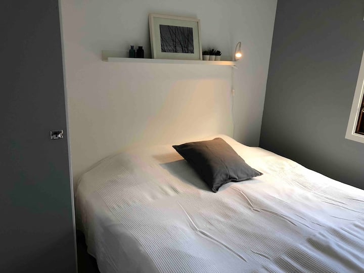 Dormitorio 1 con dos 80 camas de pie juntas (puede estar separado unos centímetros). Tenemos edredones y almohadas para ti en la cabaña, pero no ropa de cama.
En inglés: dormitorio 1 con dos camas 80. Tenemos almohadas y edredones, pero necesitas llevar ropa de cama
