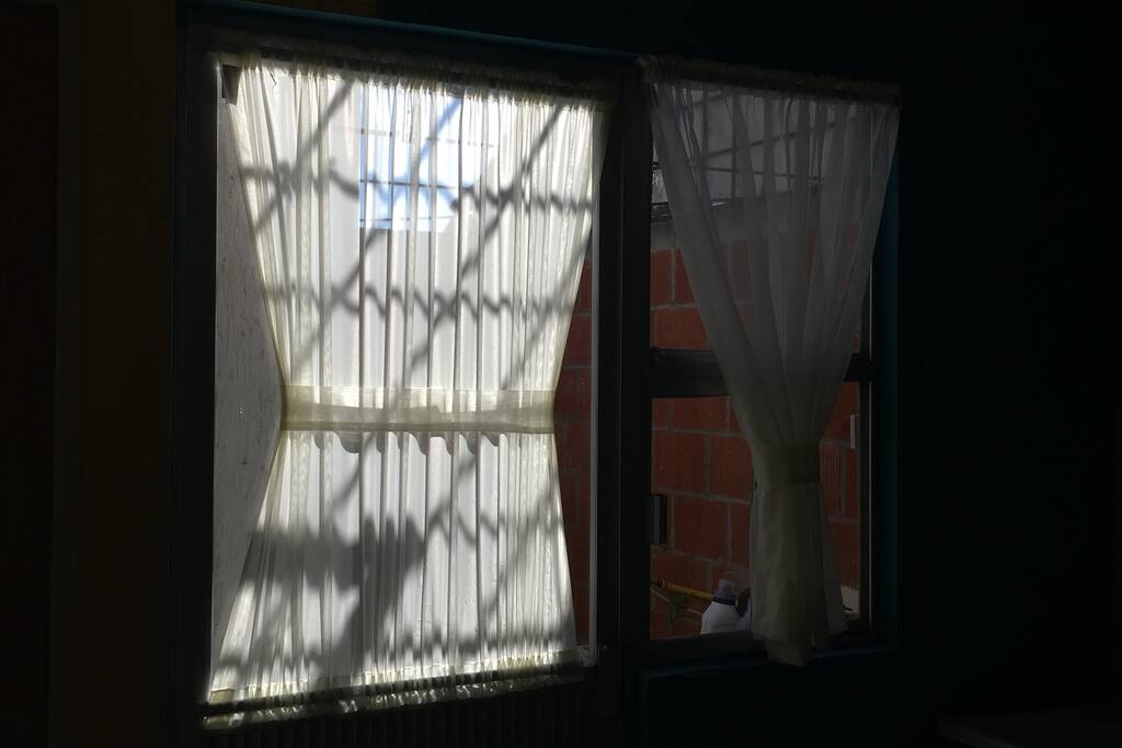 La casa cuenta con cortinas (sala, cocina, habitación)