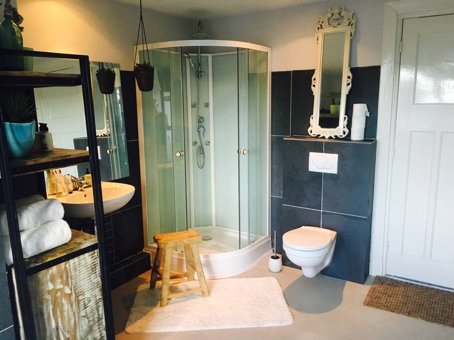 Luxe badkamer met rainshower
