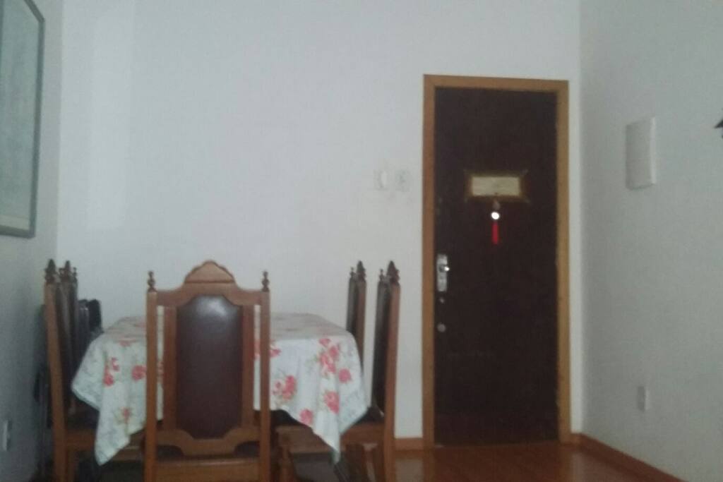 Mesa confortável para fazer refeições.