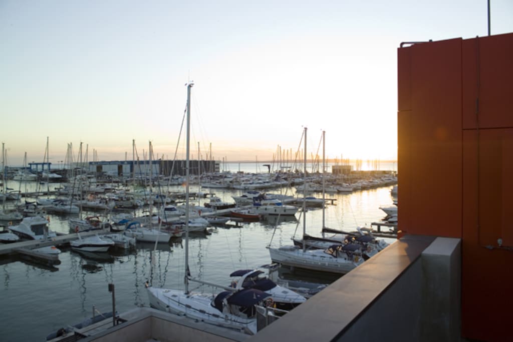 Puerto Deportivo en 50 metros de la vivienda.