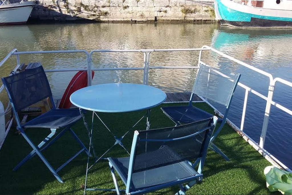 Jardin flottant extérieur adossé au bateau de 12 M2.
