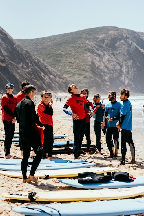 Show full-screen, host-provided image