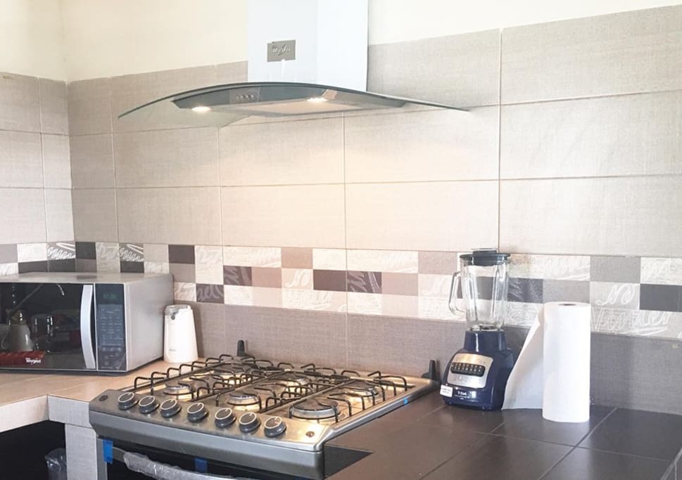 Área de cocina totalmente equipada