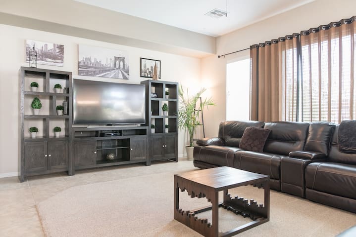 DELUXE HOME in Quiet Community