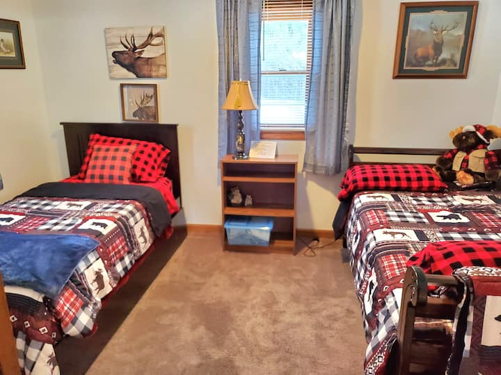 Chumba cha kulala 2
Vitanda vitatu
Kitanda kimoja 
cha Siku Moja
Kitanda kimoja cha kuvuta/pop-up
(Vila viwili kwenye fremu ya chuma)