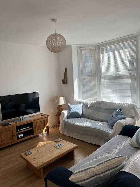 Popular Airbnb listing: Beautiful Spacious Victorian Town House in Cowes in Cowes