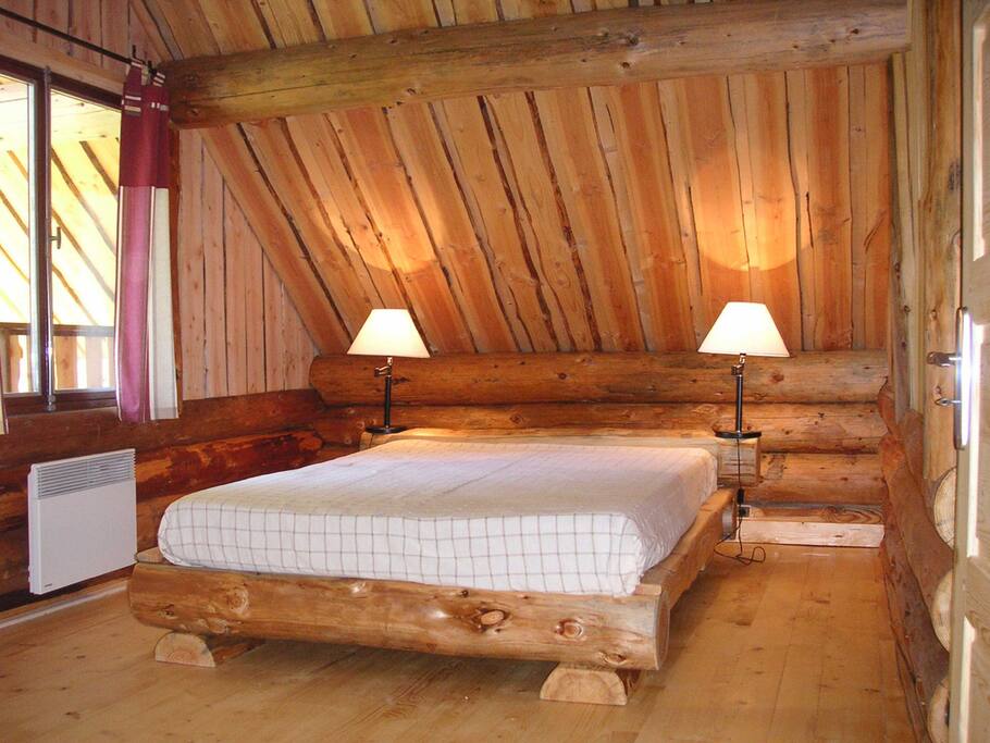 une chambre avec lit 2 places
