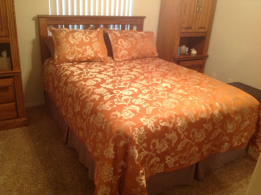 Guest bedroom with queen size bed