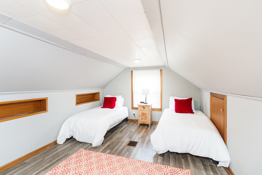 楼上舒适的卧室可容纳两人。