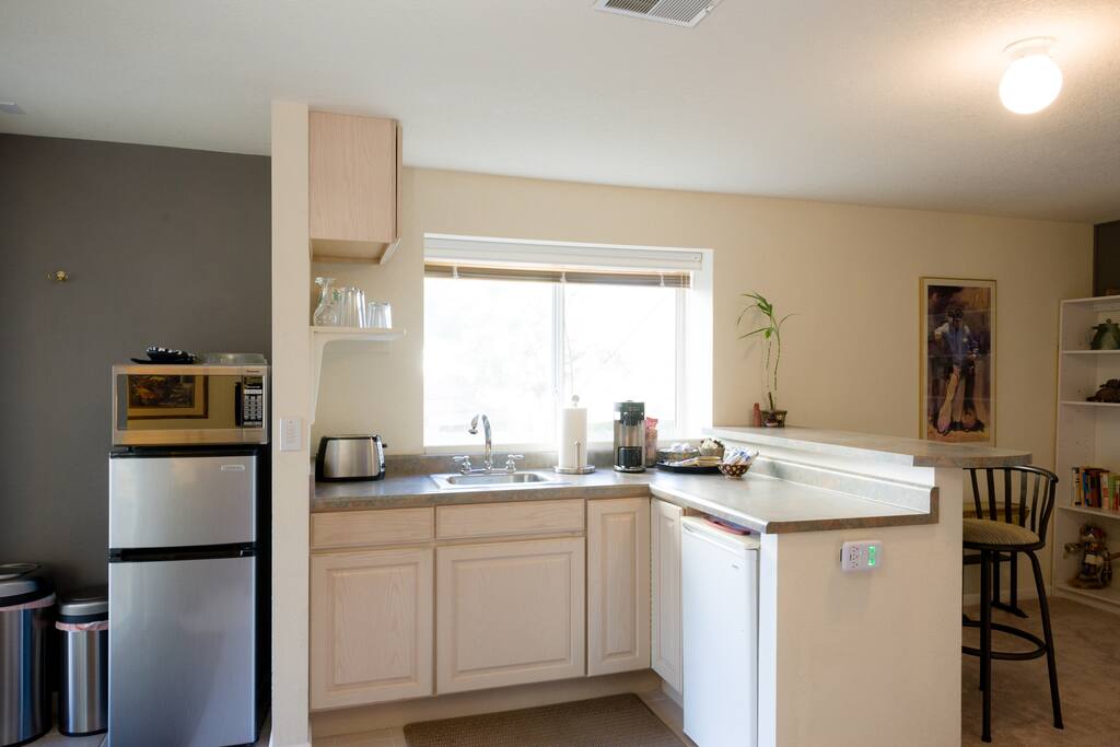 Refrigerator, microwave and toaster, single cup coffee and hot water (tea bags/coffee pods provided)