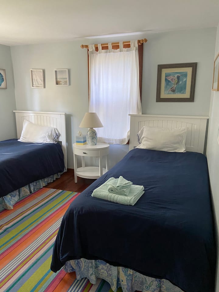 camas individuales en el segundo dormitorio