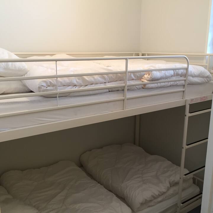 Спалнята с 2 отделни легла
Под леглото има кутии
Легла 90x190 см