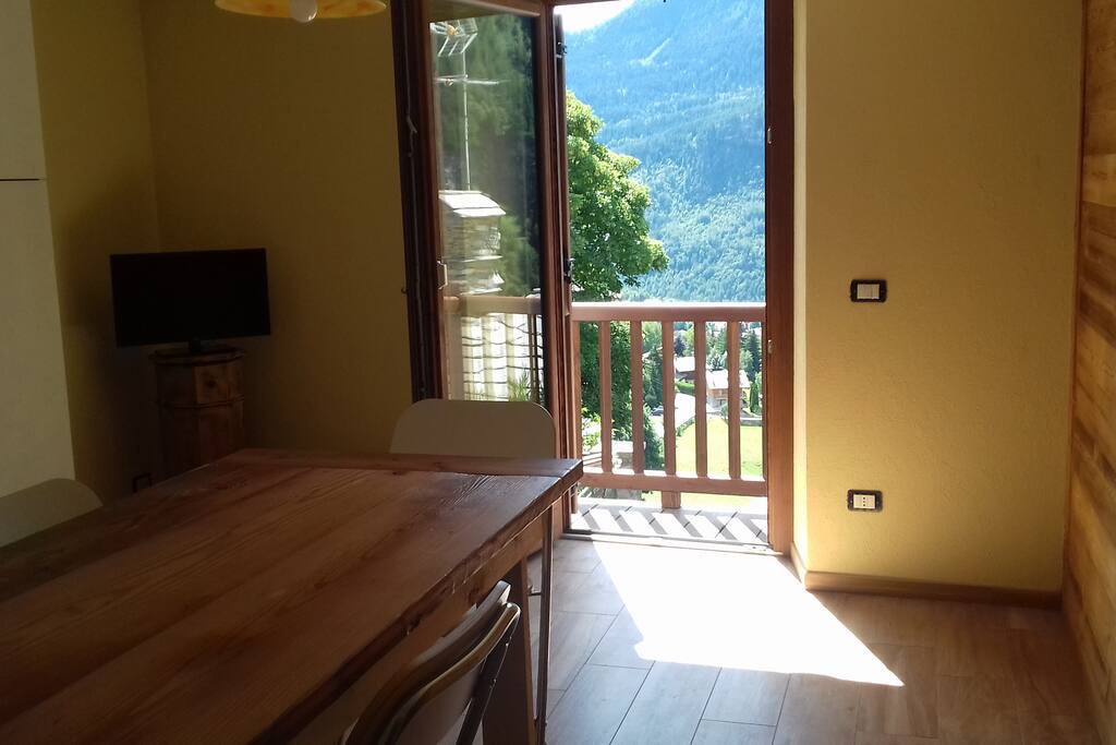bancone in legno e vista sulla valle