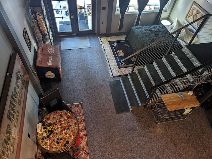 с изглед към парапета от втория етаж