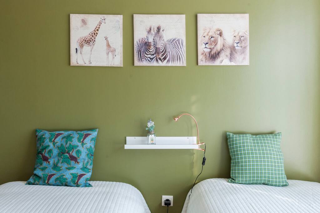 Green room - All rooms have heating, reading light, hangers for clothes and a bench / Quarto verde - Todos os quartos tem aquecimento, luz de leitura, pendurados para roupa e um banco